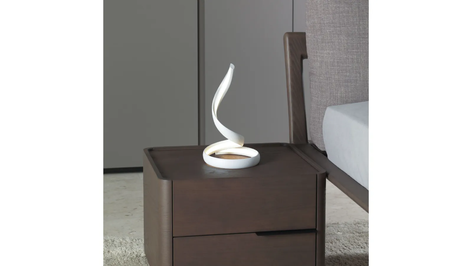 Lampada da tavolo in alluminio raffigurante una fiamma Flame di Vivida International