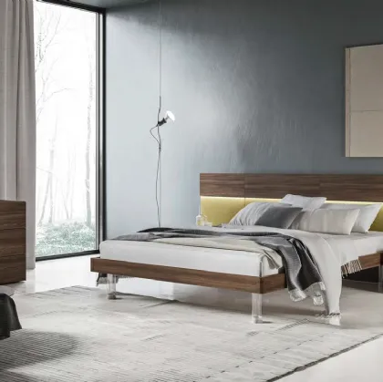 Letto finitura Forestal Dark con piedi in plexiglass e testiera rivestita in tessuto GL05 Puzzle di Marka Total Living