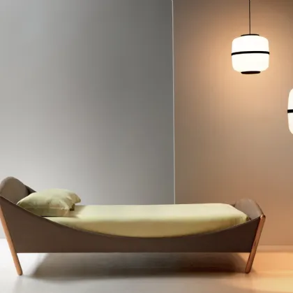 Letto singolo Lullaby Modern in tessuto con piedi in legno inclinati di Noctis